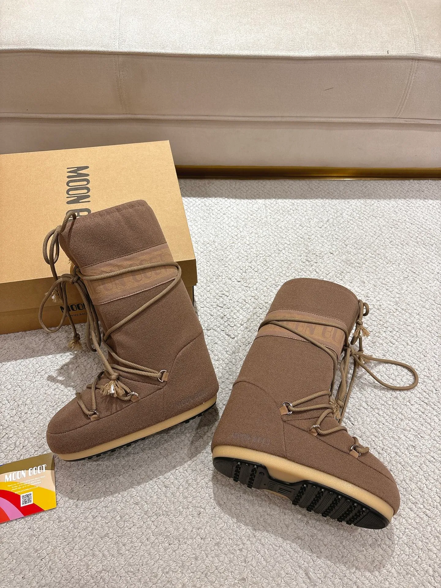 p660 [Exclusive top quality | New upgrade] Moon Boot 2025 autumn and winter hot snow boots are here! Don’t just focus on UGG anymore, fashionistas have already changed to these "ugly moon boots" ✨ 🔥Forget UGG! The Moon Boot that was once popular throughout the millennium is back! At that time, Paris Hilton, Victoria Beckham and other top icons were wearing it. Now with the strong return of the Y2K trend, the same QQ show outfit is a must-have for young people!  👢Hidden within 4cm, the legs are slimmer. 💫Looks fluffy, but actually looks slimmer. ❄️Full marks for thermal insulation, no longer cold in winter. 🌟Same style for men and women, regardless of left or right, easy to match. Don’t look at it’s cute appearance, but it instantly transforms into a trend focus! If you want both warmth and style, this is a must-have! ❶Material: original customized nylon cloth ❷Lining: original 100% silk cotton liner ❸Feet: original 100% silk cotton liner ❹Outsole: original molded two-color non-slip outsole ❺Sole thickness: 4cm (including inner height increase) ❻Code number: 35/38; 39/41 ❼Packaging: original full set of packaging ☀Color: official website updated simultaneously